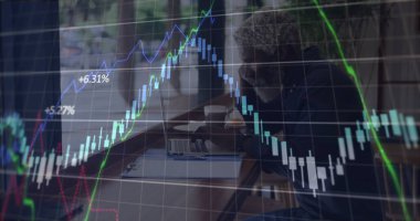 Üst düzey bir adam, kafeterya masasında dizüstü bilgisayarı, akıllı telefonu ve kopyalama alanını kullanarak finansal tabloları analiz ediyor. Profesyonel, teknoloji, çalışma alanı, kentsel, anlayışlı, modern, dijital