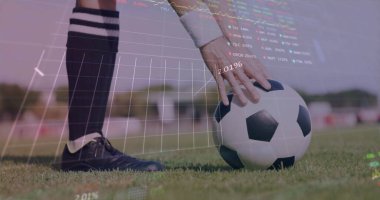 Futbol topunu kramponlu Midadult oyuncusunun çimen sahasına dijital çizelgelerle yerleştirmek. Atletik, takım çalışması, fitness, açık hava, rekabet, performans, veri görselleştirmesi