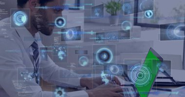 Ofis masasındaki yeşil ekran dizüstü bilgisayarda yüzen veri çizelgeleriyle bilgisayar uzmanı. Teknoloji, veri, yenilik, iş, fütürizm, analitik, çalışma alanı