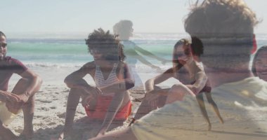 Oturan arkadaşlar, koşan çocuklar ve kumlu sahilde mayosuyla esneyen yetişkinler. Deniz kenarı, rahatlama, rahatlama, doğa, refah, tatil, uyum.