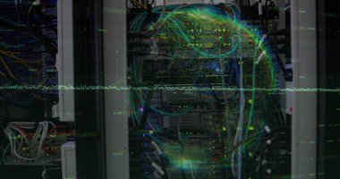 Sunucu odasında ethernet kablolarını gösteren sanal ağ küresini gösteren sunucu rafları gösteriliyor. Teknoloji, veri altyapısı, siber güvenlik, dijital, yenilik, bağlantı, fütürist
