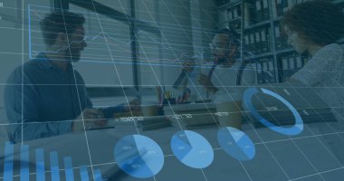 Ofis masasında dizüstü bilgisayarlar ve kahve fincanlarıyla dijital çizelgeleri inceleyen üç meslektaşımı tartışıyordum. İşbirliği, veri görselleştirme, çalışma alanı, modern, takım çalışması, iş dünyası, yenilik