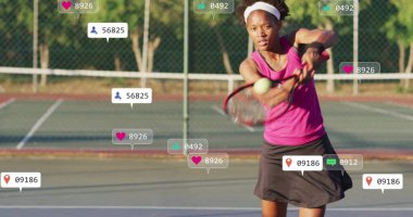 Tenis kortunda yüzen sosyal medya simgeleriyle topa vuran sallanan tenisçi, kopyalama alanı. Atletizm, açık hava, canlı, enerji, rekabet, spor, aktif