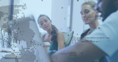 Kodlar, konferans masasında dizüstü bilgisayarla günlük kıyafetleri giyen iş arkadaşlarının üzerini örtüyor. Takım, işbirliği, yenilik, şehir, modern, teknoloji, beyin fırtınası