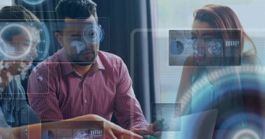 Dört meslektaşım toplantı odasında dizüstü bilgisayardaki verileri yeşil kalemler ve dijital kaplamalarla inceliyor. İşbirliği, takım çalışması, teknoloji, girişim, profesyoneller, yenilik, modern