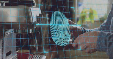 Üst düzey bir adam, mutfak tezgahındaki kahve makinesinin kadranını parmak izi kaplamalarıyla ayarlıyor. Teknoloji, kimlik doğrulama, güvenlik, otomasyon, kolaylık, modern yaşam tarzı