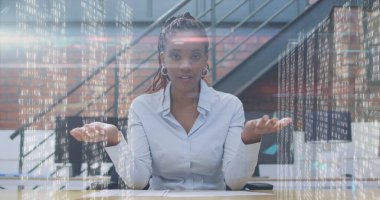 Ofisteki ahşap masada gri tişörtlü, yüzen kod dereleri olan açık avuçlu bir kadın. Teknoloji, yenilik, çalışma alanı, profesyonel, dijital, modern, işbirliği