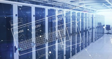 Holografik veri örtüleriyle, veri merkezi koridorundan sunucu dolaplarının uzun sırasını genişletmek. Teknoloji, ağ, siber güvenlik, dijital, altyapı, yenilik, fütürist