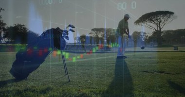 Golf sahasında golf oynayan yaşlı bir golfçü. Şapkası, golf çantası ve çizelgesi var. Kopyalama alanı. Lüks, boş zaman, manzara, rahatlama, profesyonel, finansal, teknoloji