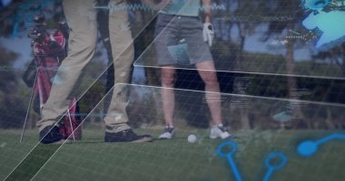 Pistte golf sopasıyla antrenman yapan bir öğrenci, koçun rehberliği ve dijital kaplamalarıyla. Atletik, akıl hocalığı, teknoloji, açık hava, hassasiyet, eğitim, yenilik