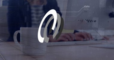 Üzerinde kupa, klavye, monitör ve 3D girdap etiketleri olan bir spor ceket giyen bir daktilo işçisi. Teknoloji, yenilik, veri görselleştirme, profesyonel, modern, üretkenlik, çalışma alanı