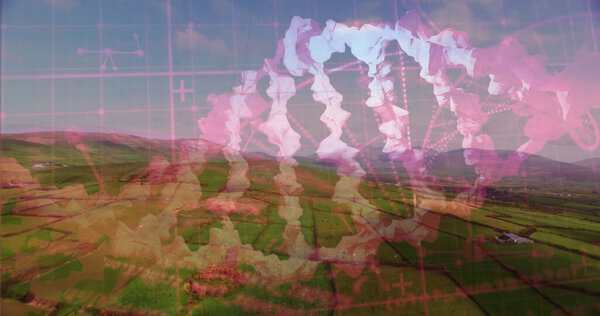 Наложение полупрозрачного розового графика двойной спирали ДНК на фермерских полях, с линиями сетки и узлами данных. Сельские районы, ландшафт, культура, технологии, инновации, связь, футуризм