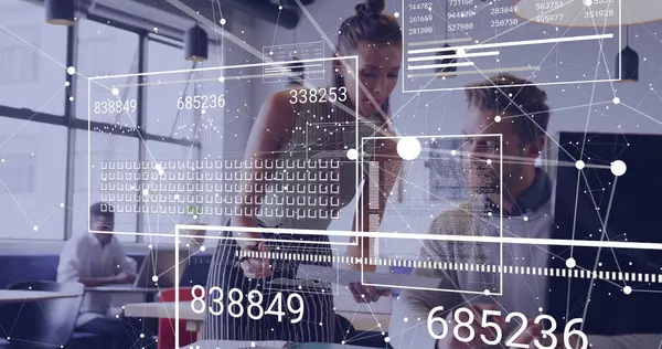 Tableti inceleyen ve açık planlama ofisindeki veri örtülerini laptop belgeleriyle analiz eden iş arkadaşları. İşbirliği, teknoloji, analitik, yenilik, çalışma alanı, takım çalışması, modern