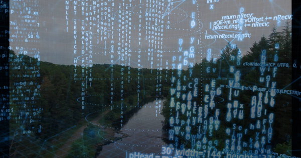 Потекающая извилистая река с голографическим кодом накладывается с беспилотника над густой лесной долиной. Вид с воздуха, цифровой ландшафт, обработка данных, окружающая среда, футуристичность, технологии, природа