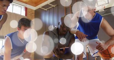 Koç oyuncuları bir araya topladı ve hafif daireler çizerek oyun planı çizmeye başladı. Takım, strateji, liderlik, eğitim, atletik, motivasyon, dinamik