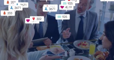 Kahvaltı toplantısında iş arkadaşları tablet sunuyor ve sosyal medya ölçümleri başlatıyorlar. İşbirliği, ağ oluşturma, iletişim, yenilik, üretkenlik, modern, markalaşma