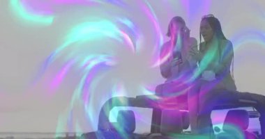 Arkadaşları gün batımında Jeep 'in çatı rafında akıllı telefonlara bakıp kıvılcımlar saçan renkli ışıklar yakıyorlar. Macera, dostluk, manzara, hayat dolu, gençlik, keşif, doğa.