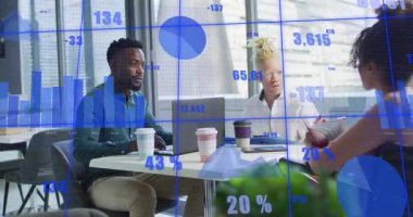 Toplantı, iş arkadaşlarının dizüstü bilgisayarların üzerinden animasyon iş çizelgeleri gönderdiklerini gösteriyor. Profesyonel, işbirliği, işyeri, yenilik, veri görselleştirme, kurumsal, modern