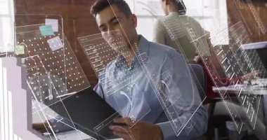 Erkek analist rapor klasörünü açar ve eğilimleri analiz ederken yüzen iş verileri oluşturur. İşbirliği, modernleşme, veri analizi, takım çalışması, görsel veriler, çalışma alanı, profesyonel