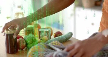 Kadın reçel kavanozunu kaldırıyor ve yeniden kullanılabilir mutfak çantasına koyarken yüzen kodu çalıştırıyor. Sürdürülebilir, organik, çevre dostu, minimalist, sağlık, beslenme, bakkal