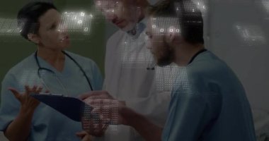 Hemşire panoyu açıyor ve meslektaşlarına haritada rehberlik ediyor, EHR 'yi ikili kodla senkronize ediyor. Sağlık, işbirliği, tıbbi ekip, teknoloji, yenilik, klinik, teşhis