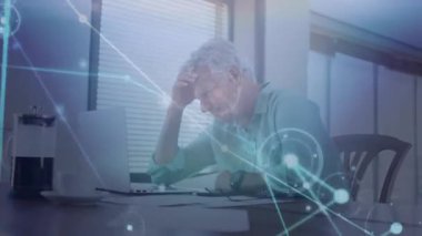 Uzaktan bilgi işlem yöneticisi ağ uyarısı alıyor ve sorunu düzeltirken dizüstü bilgisayardaki düğümleri analiz ediyor. Teknoloji, bağlantı, yenilik, profesyonel, dijital, konsantrasyon, çalışma alanı