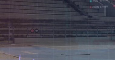 Erkek atlet pistte koşuyor ve atlama performansını takip eden teknoloji grafiklerini etkinleştiriyor. Atletizm, rekabet, hareket, hız, performans, analitik, stadyum