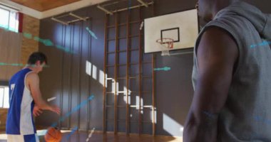 Koçun attığı top ve oyuncunun spor talimine uyum sağlaması için içeriye doğru ışıldayın. Atletizm, akıl hocalığı, takım çalışması, eğitim, motivasyon, fitness, hassasiyet