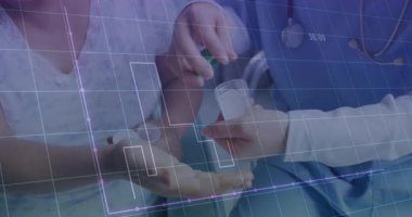 Doktorun şişeyi kavraması, bükme kapağı, tıbbi veri şebekesi güncellemesi olarak kadınların eline ilaç dökmesi. Tıp, sağlık, tanı, teknoloji, profesyonellik, analiz, yenilik