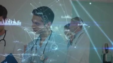 Hintli doktor koridorda hologram verilerini inceliyor, dosyanın ayarlanması sırasında 3 boyutlu grafiği etkinleştiriyor. Tıbbi, işbirliği, geleceksel, teknoloji, sağlık, yenilik, profesyonellik