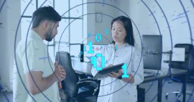 Tableti çeviren kadın, iş için grafikleri gösteren adam, yüzen ikili değerler arasında başını sallıyor. İşbirliği, takım çalışması, yenilik, analitik, dijital, profesyonel, kurumsal