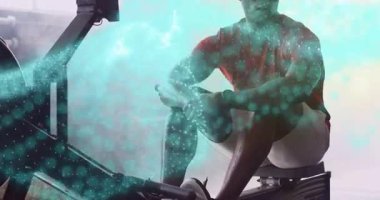 Erkek sporcu kürek çekme sapını kavrıyor ve spor yapmaya başlıyor. Aqua veri parçacıkları üretiyor. Dijital, güç, hareket, fütüristik, sağlık, teknoloji, atletizm