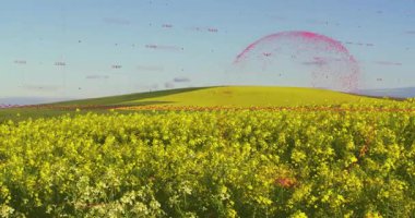 Sarı tepelerin üzerinde kırmızı etiketler beliriyor. Kırmızı eksen büyüyen veri noktaları küresel küre oluşturuyor. Tarım, veri görselleştirme, dijital sanat, çevre, manzara, analitik, geometrik