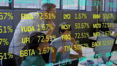 Danışman, iş verilerinin örtüşmesine ve çalışma arkadaşlarının çizelgeye göre ayarlanmasına işaret ediyor. İşbirliği, takım çalışması, analitik, yenilik, modernlik, dijital, iş