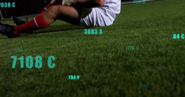 Botlar, futbolcunun finans için yüzen paralarla diz göğüse esnediğini gösteriyor. Sporcu, fitness, spor giyim, hareket, açık hava, enerjik, rekabet