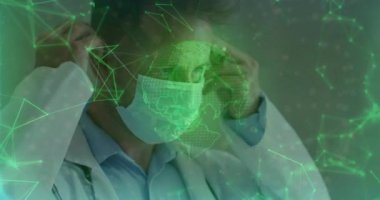 Doktor dönen örgü küre kaplamasına tepki veriyor, ilmikleri bağlıyor ve burun klipsine basarak uyum sağlıyor. Sağlık, teletıp, dijital, yenilik, profesyonellik, teknoloji, tıbbi