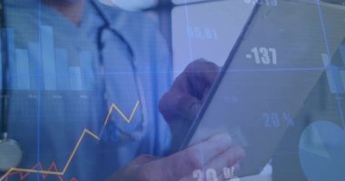 Stetoskop tıbbı uzmanı, tablet tıbbı, sağlık ölçümlerini izlemek için grafikler. Sağlık, teknoloji, veri, analitik, yenilik, profesyonel, dijital