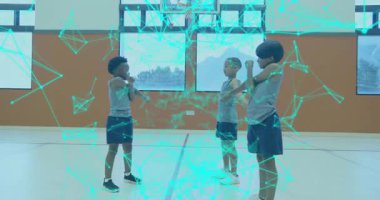 Şebeke grafik vuruşları yaparken şınav çekmeden önce üç çocuk spor yapıyor. Atletik, takım çalışması, aktif, enerjik, genç, spor salonu, sağlık