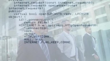 Şirket ekibi cam cephede yürürken dosyadan geometri rutinine kadar kodları kaydırıyor. Teknoloji, takım çalışması, modern, işbirliği, yenilik, profesyonel, kentsel