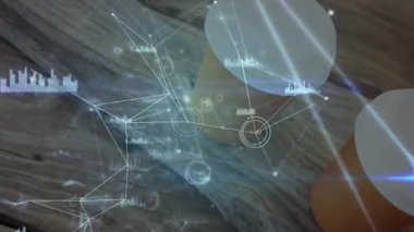 İlaç şişelerinin etrafında parlayan ve bağlanan düğümler, nabız çizelgeleri ve genişleyen ilaç şebekeleri. İlaç, veri, bağlantı, dijital, tıbbi, teknoloji, yenilik