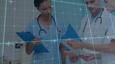 Doktorlar koridorda toplanıp hasta çizelgelerini incelerken şeffaf şebekeler ortaya çıkıyor. Sağlık, işbirliği, tanı, hastane, sağlık ekibi, teknoloji, profesyonellik