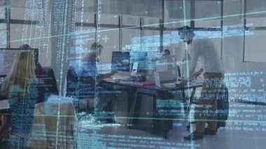 Ayakta duran adam kahveyi alıp ofiste akranlarına sunuyor takım çalışması kodlarını üst üste koyuyor. İşbirliği, üretkenlik, yenilik, modernlik, profesyonellik, ağ oluşturma, takım çalışması