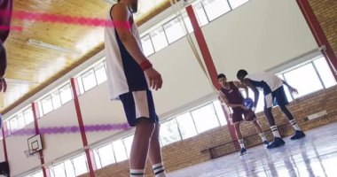 Kırmızılı sporcu serbest atış serbest atış yapıyor. Arızalı kareye, defans yarışmasına neden oluyor. Sporcu, rekabet, dinamik, kinetik, kapalı alan, yoğunluk, dijital