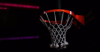 Neon çizgileri kırmızı basketbol sahasında beliriyor ve süzülüyor, dijital dönüşüm için ağları esnetiyor. Modern, fütüristik, siber, soyut, teknoloji, hareket, canlı