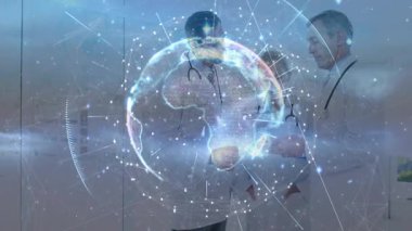 Doktorlar el sıkışma tabletini değerlendiriyor ve küresel sağlık hizmetleri için dijital küreyi etkinleştiriyor. Tıbbi, işbirliği, teknoloji, bağlantı, yenilik, profesyonel, takım