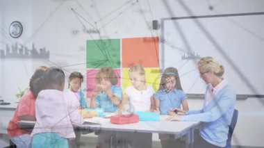 Öğretmen kağıtları masaya koyuyor, öğrencilere kılavuz oluyor eğitimdeki çarşafları şebeke ile örtüyor. Sınıf, eğitim, sanat, zanaat, çocuklar, öğretim, öğrenim