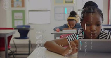 İlk kız öğrencinin tableti tıklaması kod sınıfında akran notları alırken yüzen kod sembollerine neden oluyor. Teknoloji, eğitim, dijital, sınıf, öğrenme, yenilik, gençlik