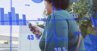 Akıllı telefonları dinleyen ve yürüme meydanında analitik inceleme yapan orta yaşlı bir kadın. Teknoloji, finans, veri, yenilik, profesyonel, modern, kentsel