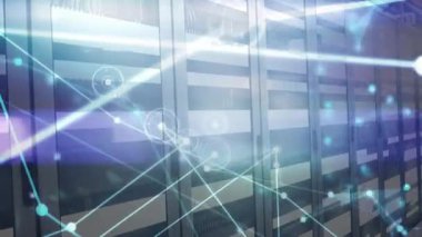 Loş ışık, sunucu dolapları boyunca görselleştirme verilerini kaplayan çizgiler oluşturan rafları ortaya çıkarıyor. Teknoloji, siber güvenlik, dijital altyapı, veri akışı, ağ oluşturma, geleceksel, soyut