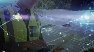 Güneş panelleri üzerinde dizüstü bilgisayarda yazan teknisyenler canlı veri kontrolü için parlayan ağ düğümlerini aktifleştiriyor. Yenilenebilir, yenilikçi, bağlantı, teknoloji, kentsel, sürdürülebilir, geleceksel